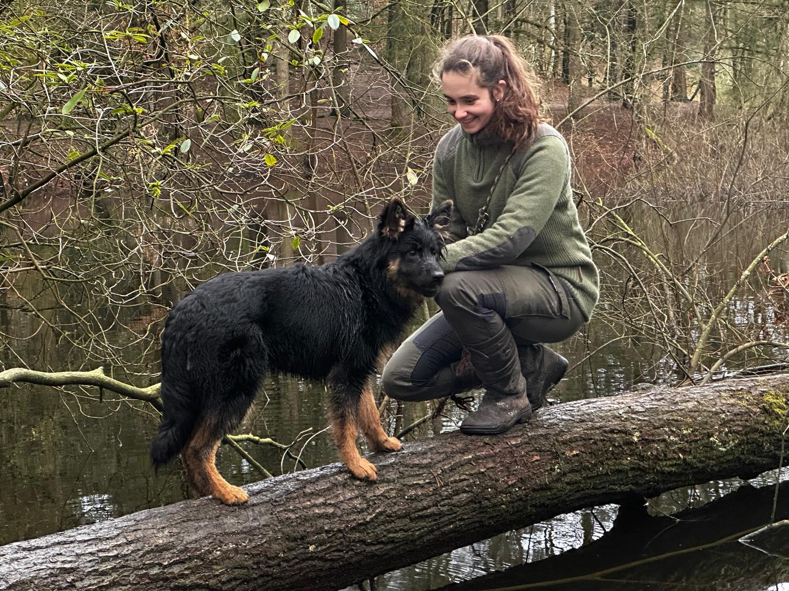 Rosalie Dekker, oprichter van RSL Ecologie, samen met haar hond in het veld